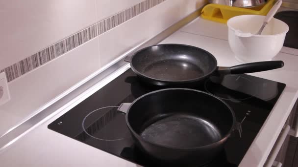 Готуємо сковороду для приготування їжі на індукційній сковороді — стокове відео