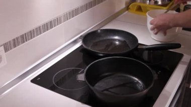 Sıvı hamur krep kızartma sırasında sıcak bir tava dökme