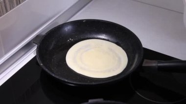 Tavada Ev Yapımı Krep Yapımı