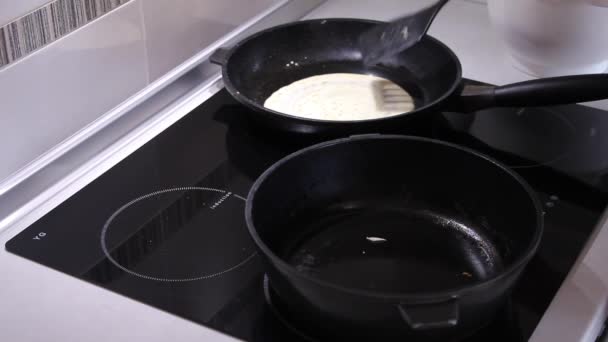 Near pancakes are cooked in two pans — Stock Video