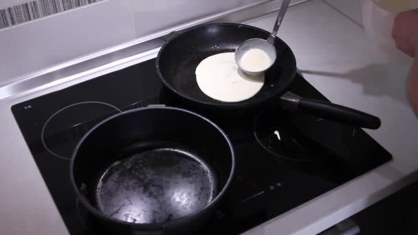 Frying pans on the induction hob. — Stock Video
