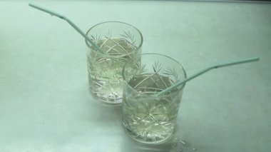 Masada pipetli kokteyl.