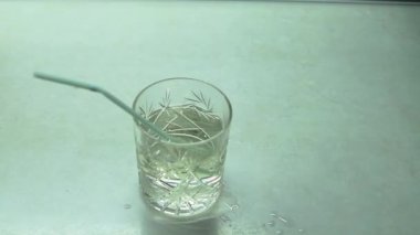 Masada pipetli kokteyl.