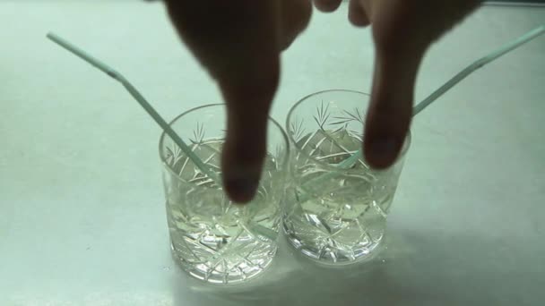 Cocktail med ett sugrör på bordet — Stockvideo