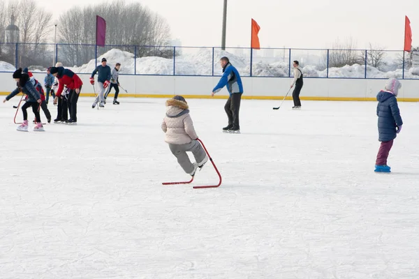 The girl falls on the ice with safety net. — Stock Photo, Image