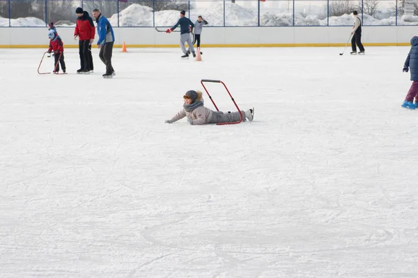 Girl skating on the ice fell. — Stock Photo, Image