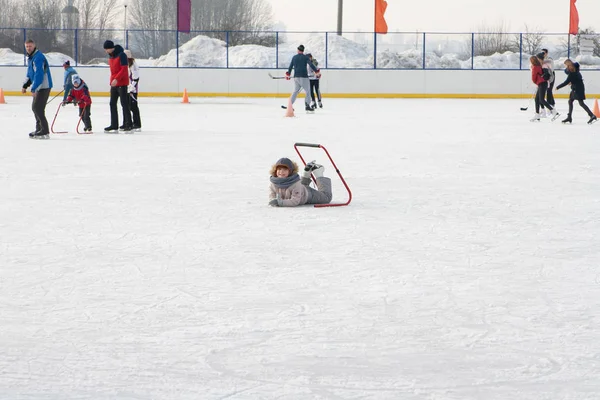 Ein Mädchen, das auf dem Eis rollte, fiel und stieg. — Stockfoto