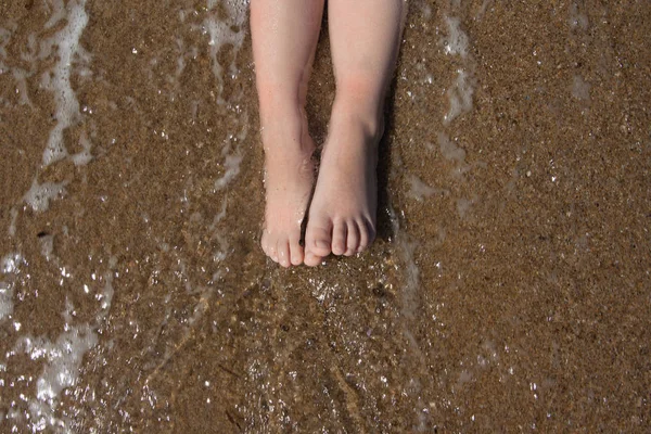 Una ola viene en un pie pequeño, mientras me siento y espero . — Foto de Stock