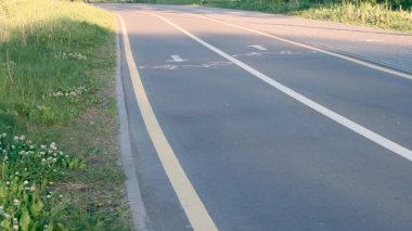Gün batımında işaretler ile bisiklet yolu