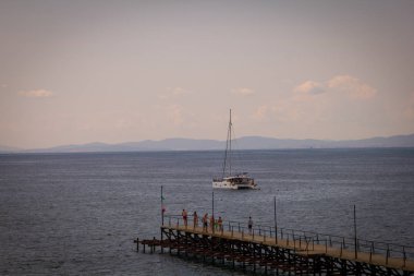 Bulgaristan'da deniz kıyısında yat