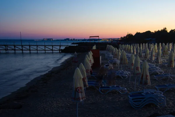 Praia noturna com espreguiçadeiras na Bulgária — Fotografia de Stock