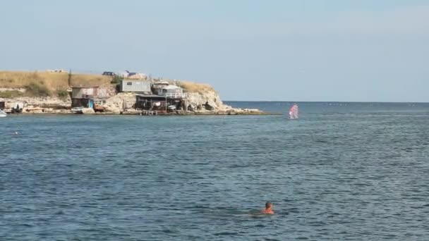 Costa rocosa del Mar Negro con los edificios de los pescadores — Vídeo de stock