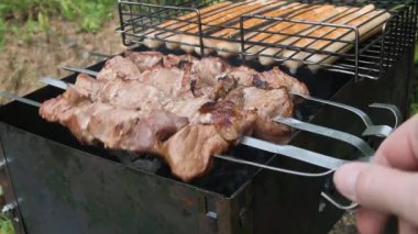 Izgarada barbekü. Şişler üzerinde et küpleri yapılmış Shashlik
