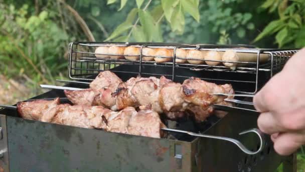 Barbecue na grilu. Shašlik vyrobený z kostek masa na špejlích — Stock video