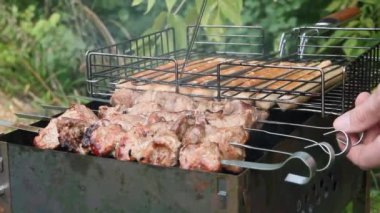 Izgarada barbekü. Şişler üzerinde et küpleri yapılmış Shashlik