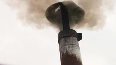 Yakındaki bir demir paslı boru dumanlar