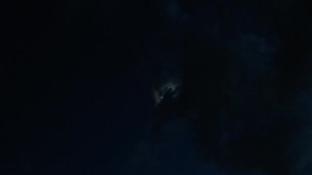 Nachts ziehen Wolken am Mond vorbei. Vollmond bei Nacht mit Wolke in Echtzeit. — Stockvideo