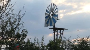 Mavi gökyüzünde Mini Rüzgar Türbini.