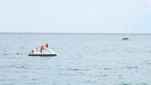 Οι νέοι ιππεύεις σε μια βάρκα με καταμαράν — Αρχείο Βίντεο