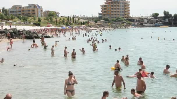 Muitos turistas na praia do mar na Bulgária — Vídeo de Stock