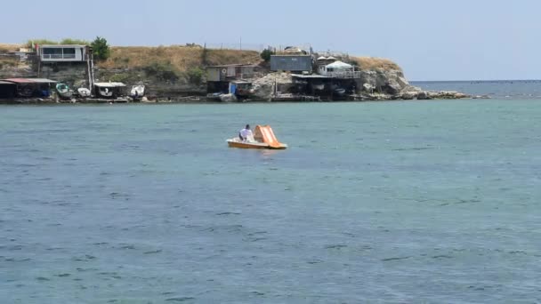 Junge Leute fahren auf einem Katamaran-Boot auf dem Schwarzen Meer — Stockvideo