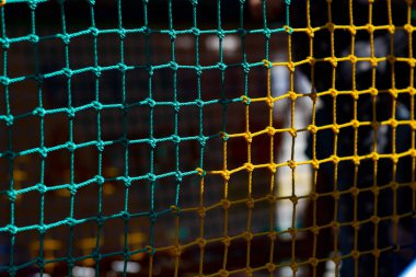 Arka planda bulanık arka plan ile renkli halat ağı.