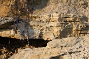 Bir uçurum duvarında lav taşları