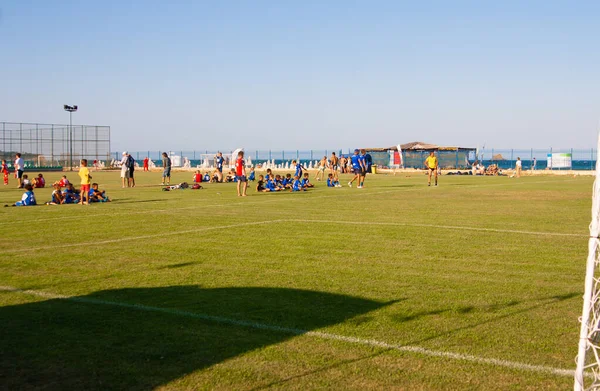 Jóvenes futbolistas en el campo cerca del Mar Negro — Foto de Stock