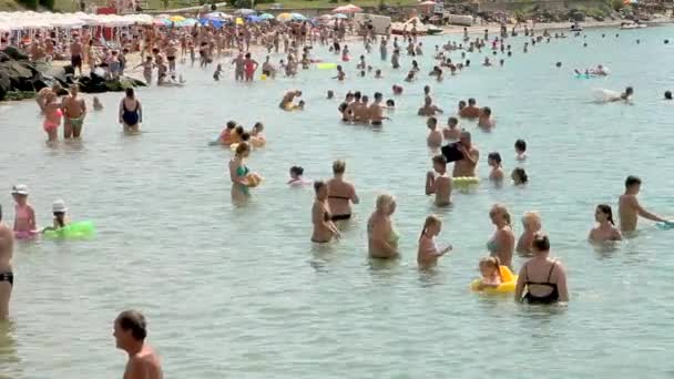 Muitos turistas na praia do mar na Bulgária — Vídeo de Stock