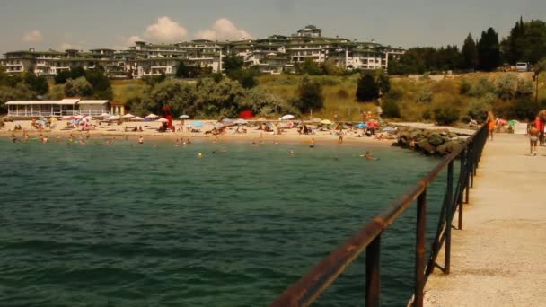 Muelle en la playa de la costa del mar en Bulgaria — Vídeos de Stock