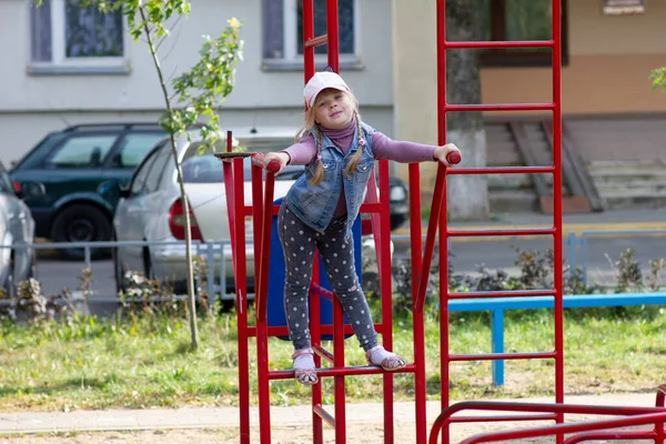 Smiling child playing in childrens activity park. — Stock Photo, Image