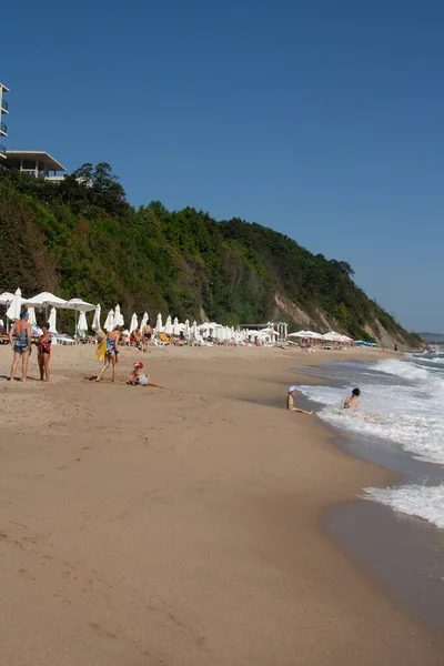 Praia da praia com turistas em búlgaro — Fotografia de Stock