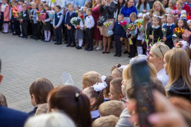 Birinci sınıf öğrencileri ve ailelerine adanmış resmi hat sırasında telefonla çekim yapmak. Minsk, Belarus, 1 Eylül 2020.
