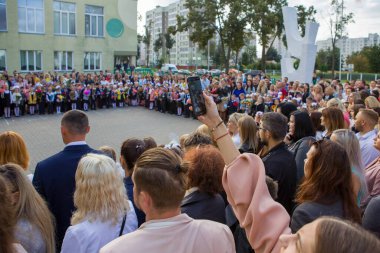 1 Eylül 2020 'de Belarus, Minsk' te birinci sınıf öğrencilerinin resmi sıralaması..