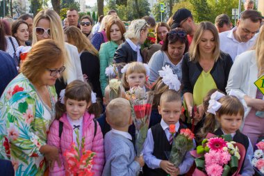 1 Eylül 2020 'de Belarus, Minsk' te aileleriyle mutlu birinci sınıflar..