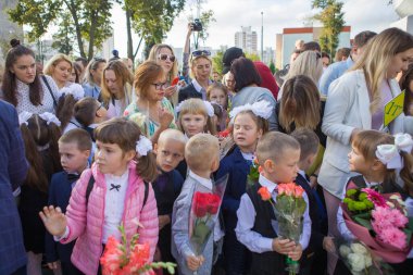 1 Eylül 2020 'de Belarus, Minsk' te aileleriyle mutlu birinci sınıflar..