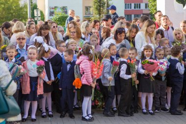1 Eylül 2020 'de Belarus, Minsk' te aileleriyle mutlu birinci sınıflar..