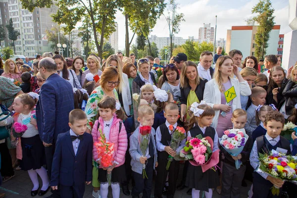 1 Eylül 2020 'de Belarus, Minsk' te aileleriyle mutlu birinci sınıflar..