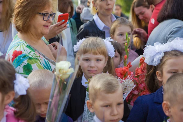 Birinci sınıf öğrencisi 1 Eylül 2020 'de Beyaz Rusya, Minsk' te bir çocuk kalabalığında..