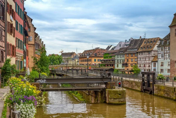 Casas de meia-madeira e canal em Petite France, Strasbourg, Francia — Fotografia de Stock