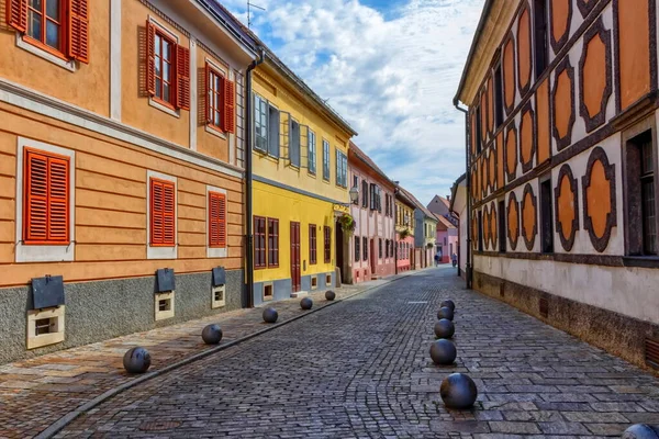 Дворец бракосочетания и улица в старом городе Вараждин, Хорватия — стоковое фото