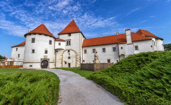 Antico castello e parco cittadino a Varazdin, Croazia — Foto Stock