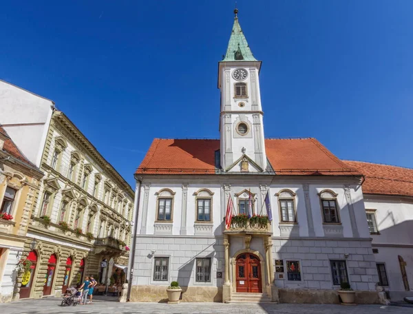 Slavná radnice na náměstí krále Tomislava ve Varazdinu, Chorvatsko — Stock fotografie