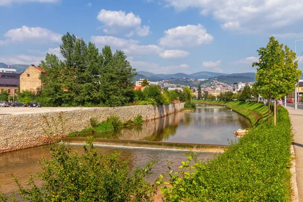 Río Miljacka en Sarajevo, Bosnia y Herzegovina —  Fotos de Stock