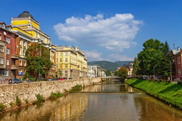 Miljacka rivier in Sarajevo, Bosnië en Herzegovina — Stockfoto