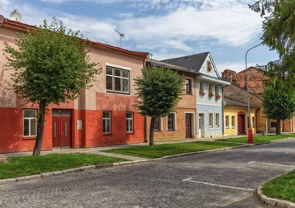 Slovakya 'nın Kezmarok şehrindeki tarihi cadde — Stok fotoğraf