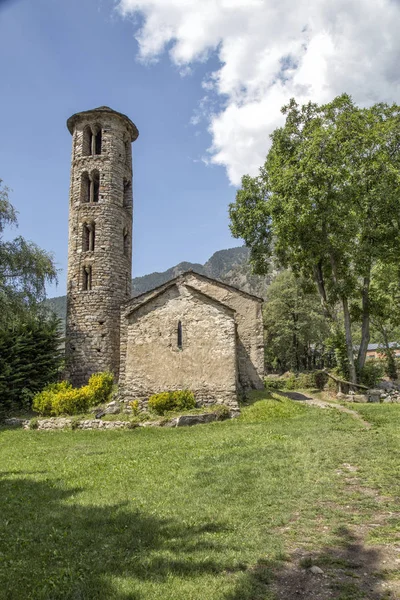 Przed romańskim kościołem w Santa Coloma w Andorze Księstwo Zdjęcie Stockowe