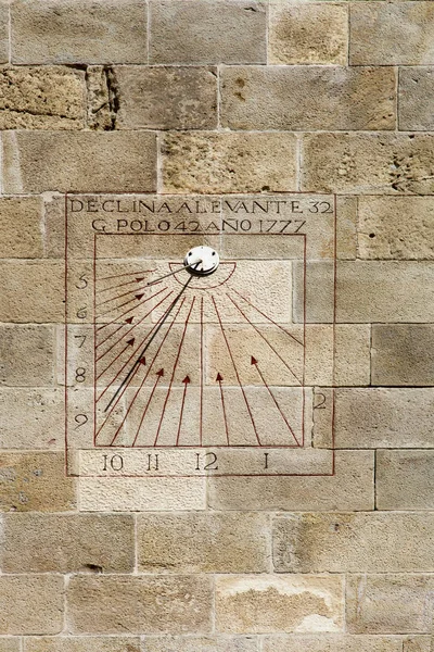 Сонячний годинник з гномон в в Montjuich замку, Барселона, Іспанія — стокове фото