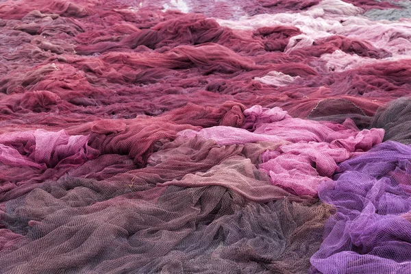 Горизонтальна купа коричневих, фіолетових і рожевих рибальських сіток Ліцензійні Стокові Фото