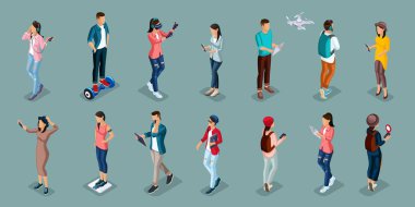 Merhaba istimal teknoloji, cep telefonları, yastık, dizüstü bilgisayarlar, trendy izometrik insanlar ve araçlar, gençler, gençler, öğrenciler, selfie, akıllı saatler, sanal oyunlar, navigasyon cihazları yeşil arka plan yapmak